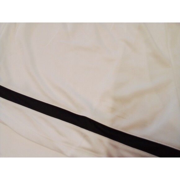 Women's Nike White Standard Fit Shorts Size Large Nwt Tag Attached Small Stain - Picture 8 of 12